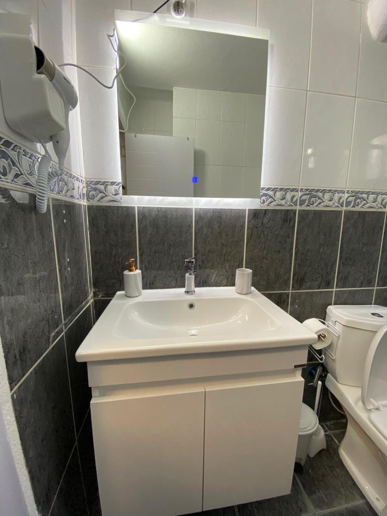 Hotspot Apartments - City Center Приштина Экстерьер фото